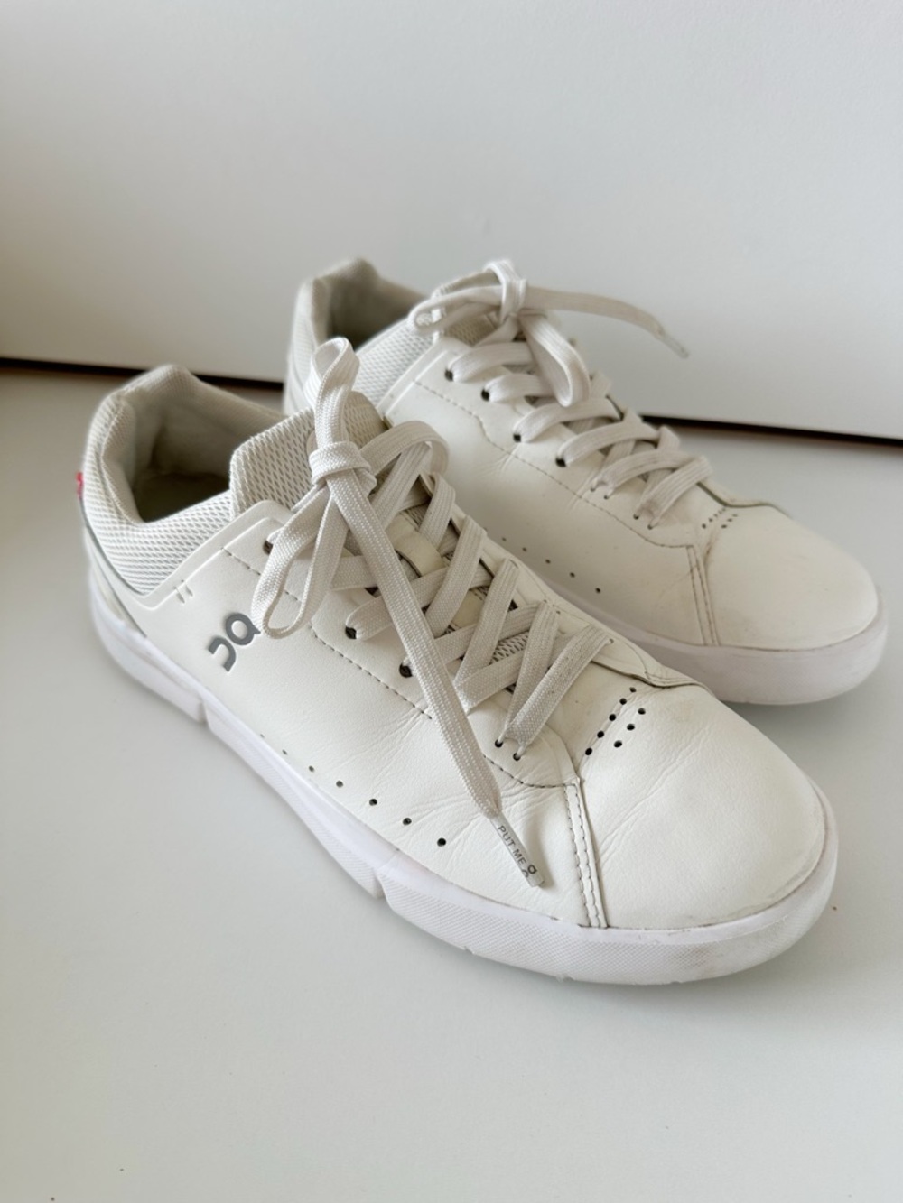 On the Roger On Running White Leather Sneakers
